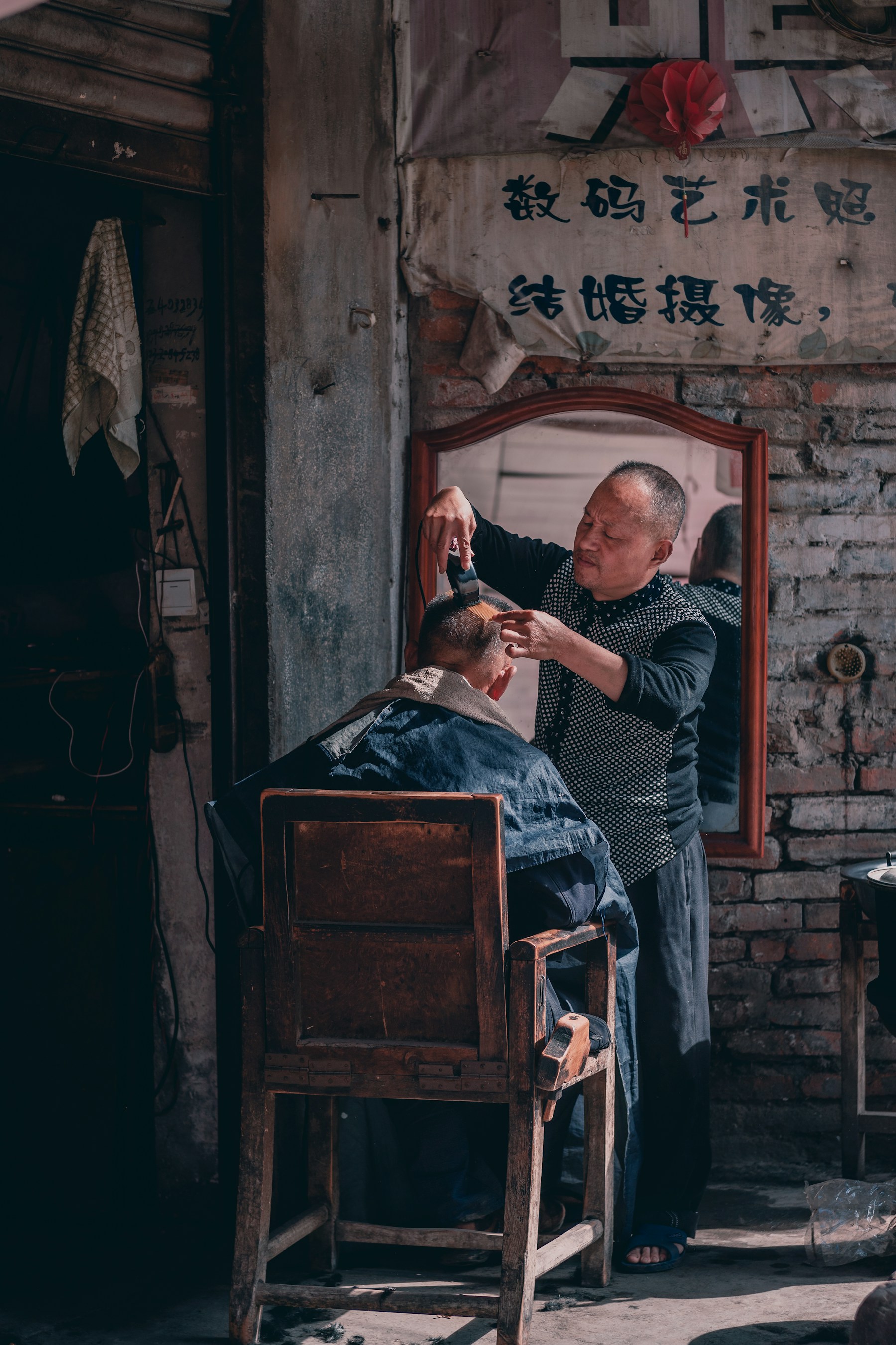 Nahaufnahme einer Haarbehandlung beim Friseur